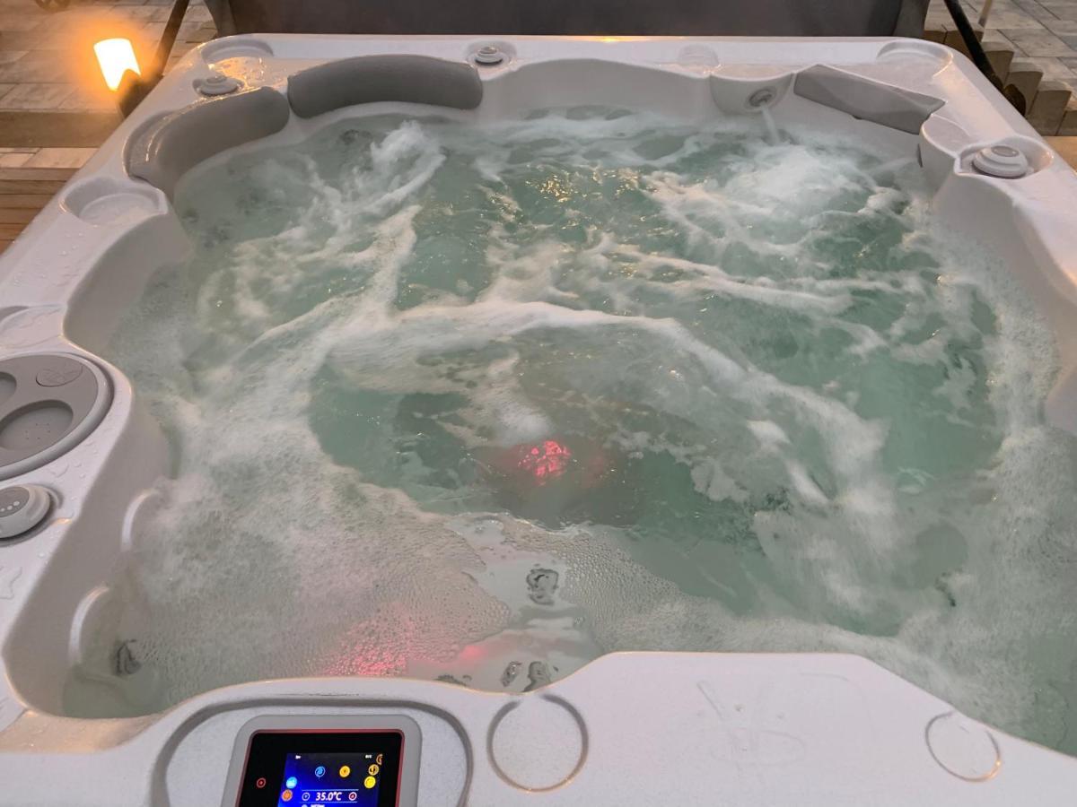Chez La Rose Luxueuse Cottage Avec Jacuzzi Rouvres-la-Chétive Dış mekan fotoğraf