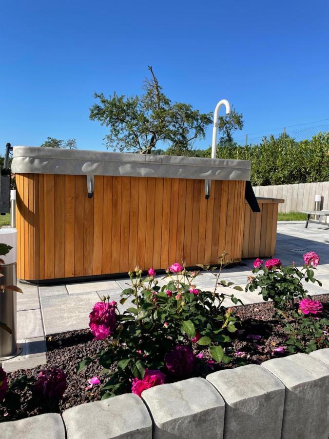 Chez La Rose Luxueuse Cottage Avec Jacuzzi Rouvres-la-Chétive Dış mekan fotoğraf